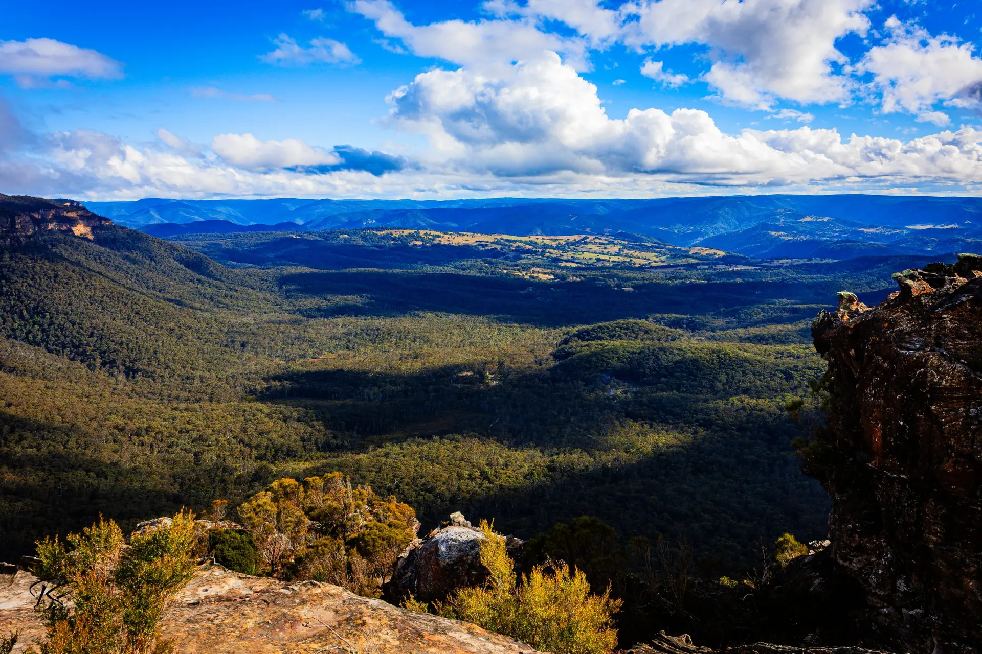Weitläufiger Blick über die Blue Mountains bei Sydney, Australien