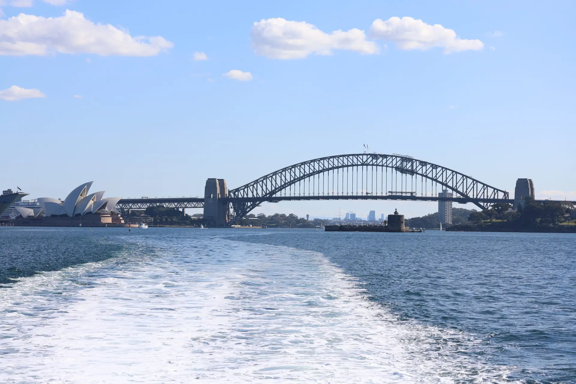 Blick vom Boot auf das offene Meer bei einer Whale-Watching-Tour ab Sydney